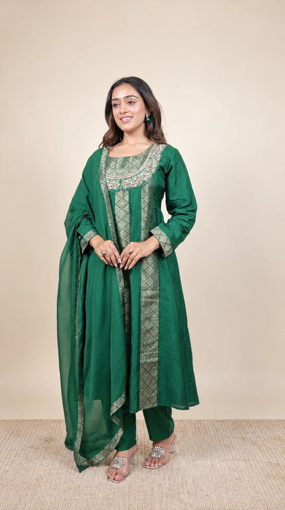 Panna Noor – Emerald Brocade Kurta Set by Gold Lady - Side View